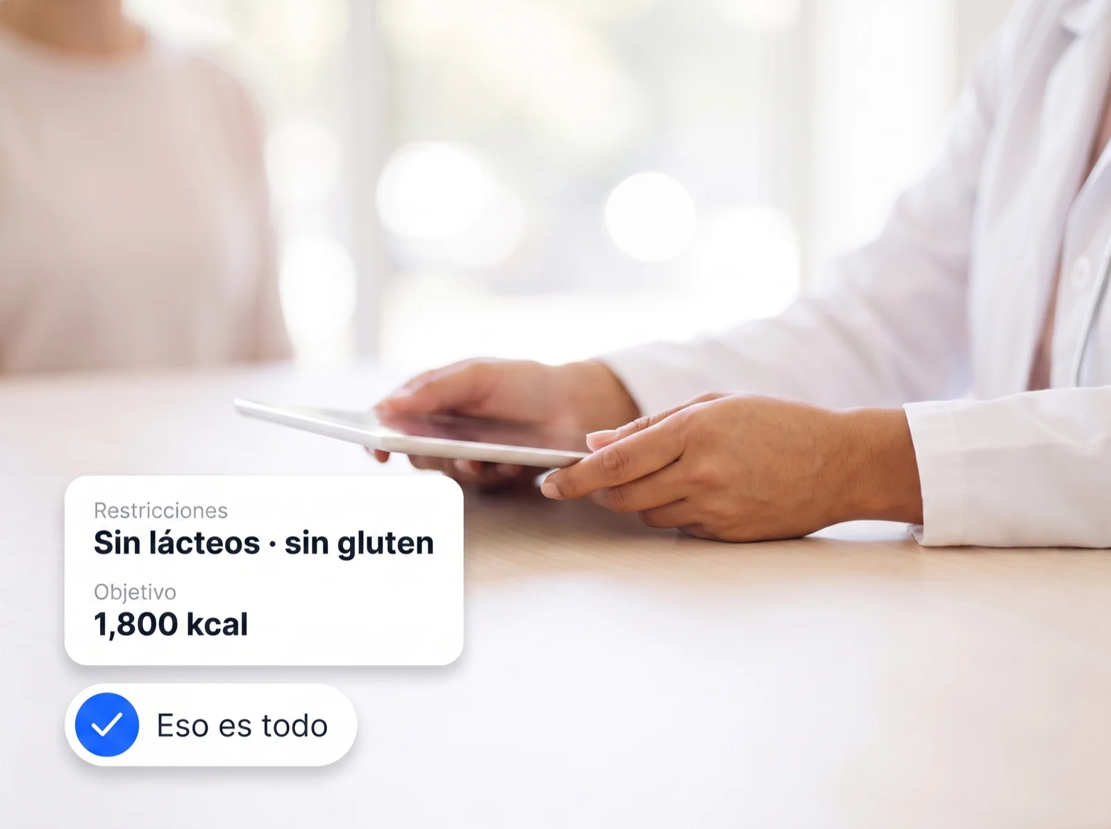 Médico capturando en Avena las restricciones de su paciente y el objetivo calórico del tratamiento